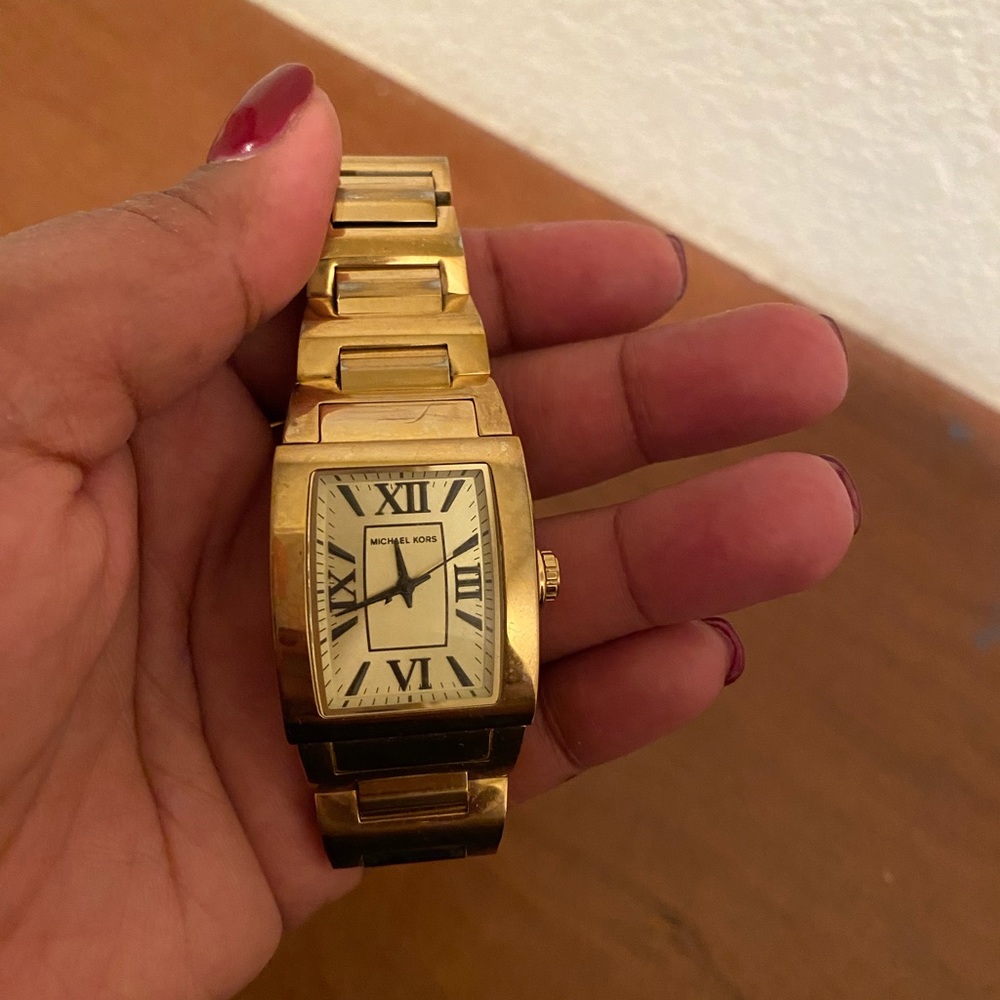 Watch *needs a battery*